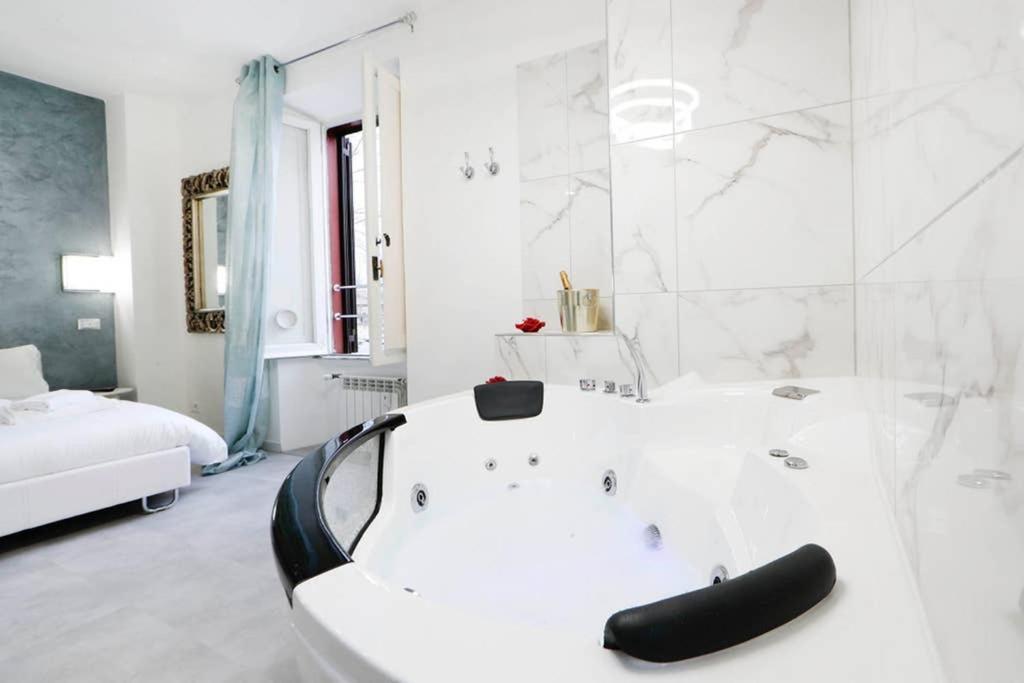 White Panoramic Jacuzzi Suite Trastevere - Top Collection Rzym Zewnętrze zdjęcie