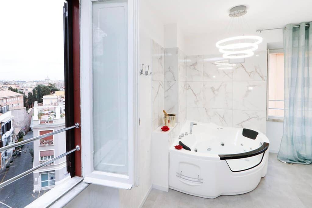 White Panoramic Jacuzzi Suite Trastevere - Top Collection Rzym Zewnętrze zdjęcie